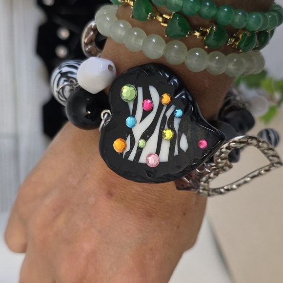 Chunky And Bold Acrylic Bead Zebra Print Charm Bracelet - Picture 9 of 10
